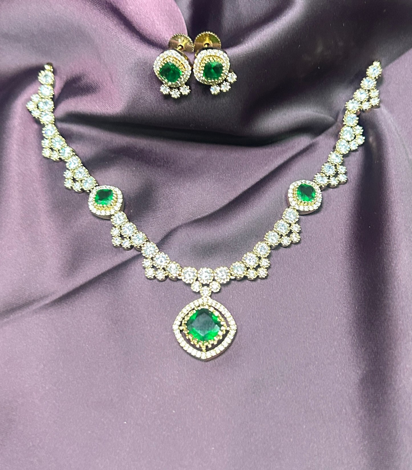 Emerald Glow Necklace Set