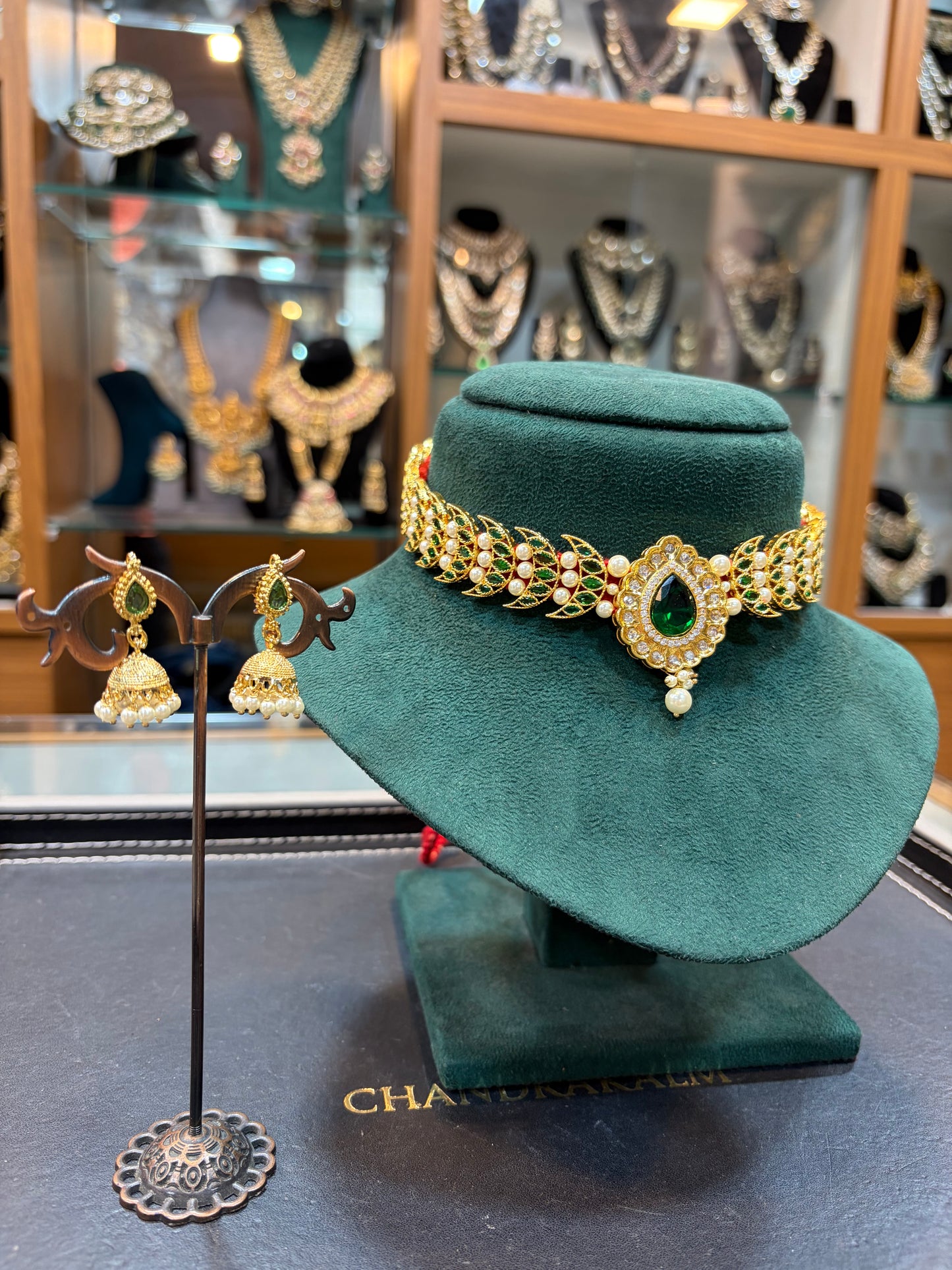 Royal Emerald Choker – Timeless Maharashtrian Elegance