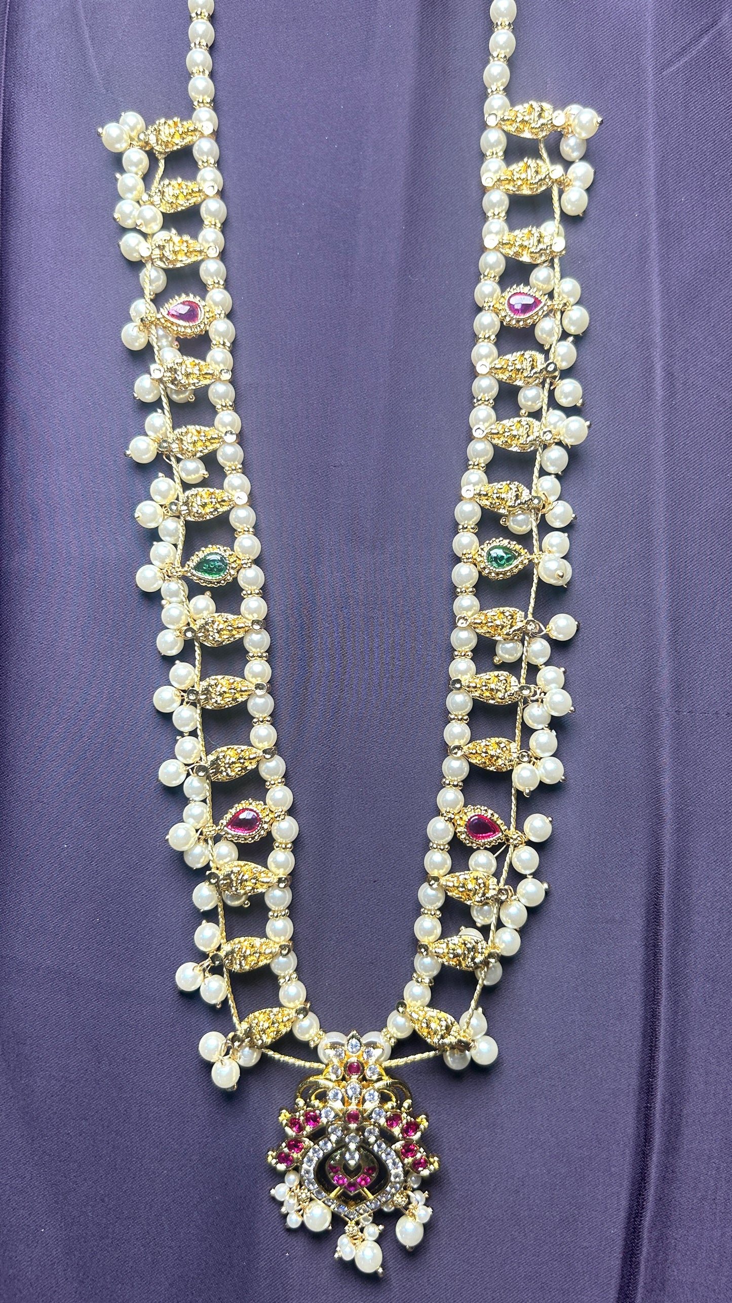 Pearl Temple-Style Haar with Ruby & Emerald Stones