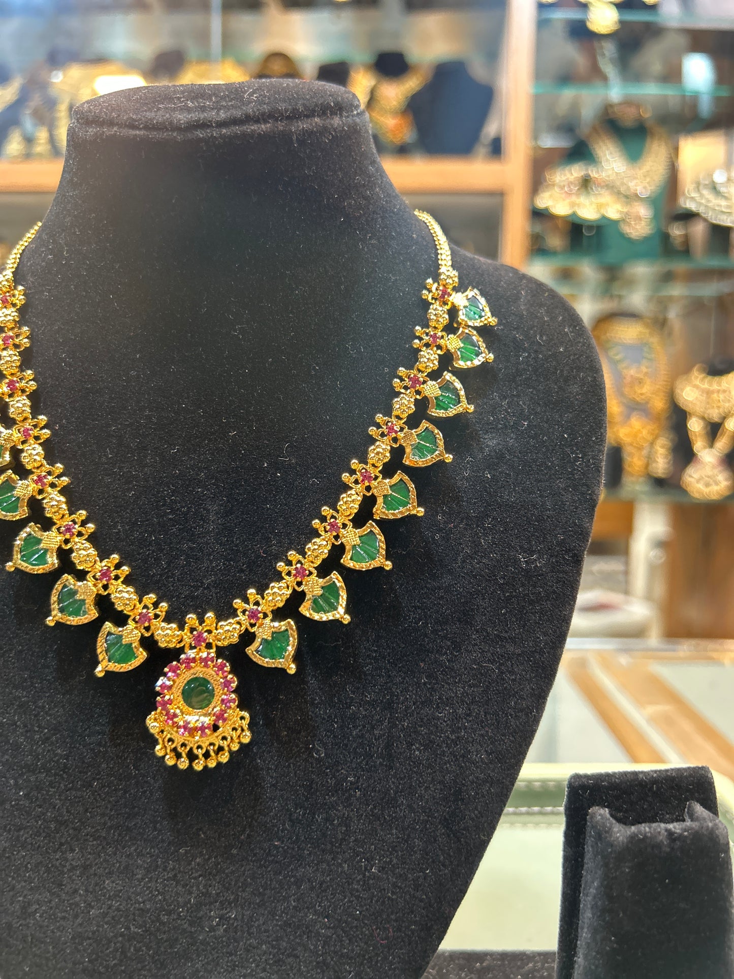 Emerald Floral Kundan Necklace with Pendant