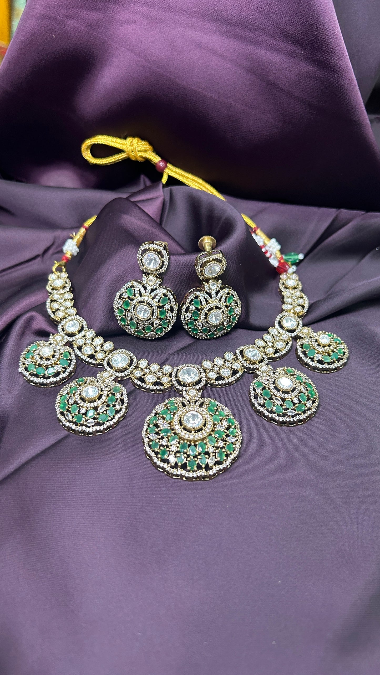 Emerald & Polki Circular Necklace Set