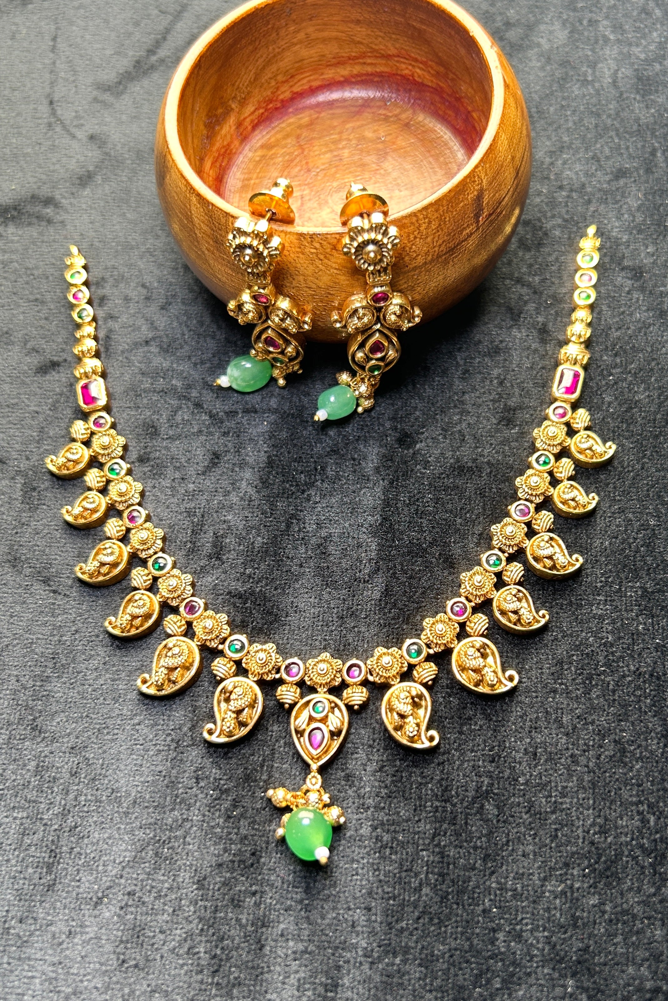 Emeralds Temple peacock Necklace Set main image 0