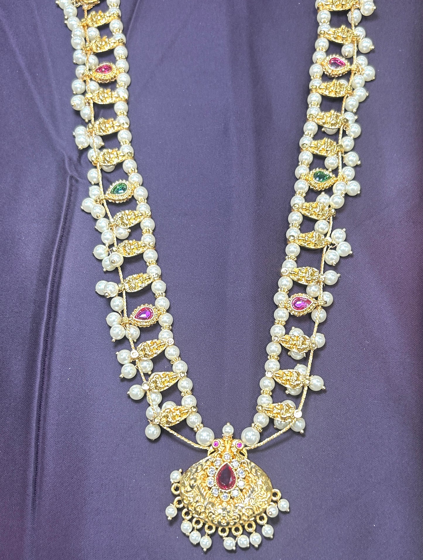 Pearl Temple-Style Haar with Ruby & Emerald Pendant