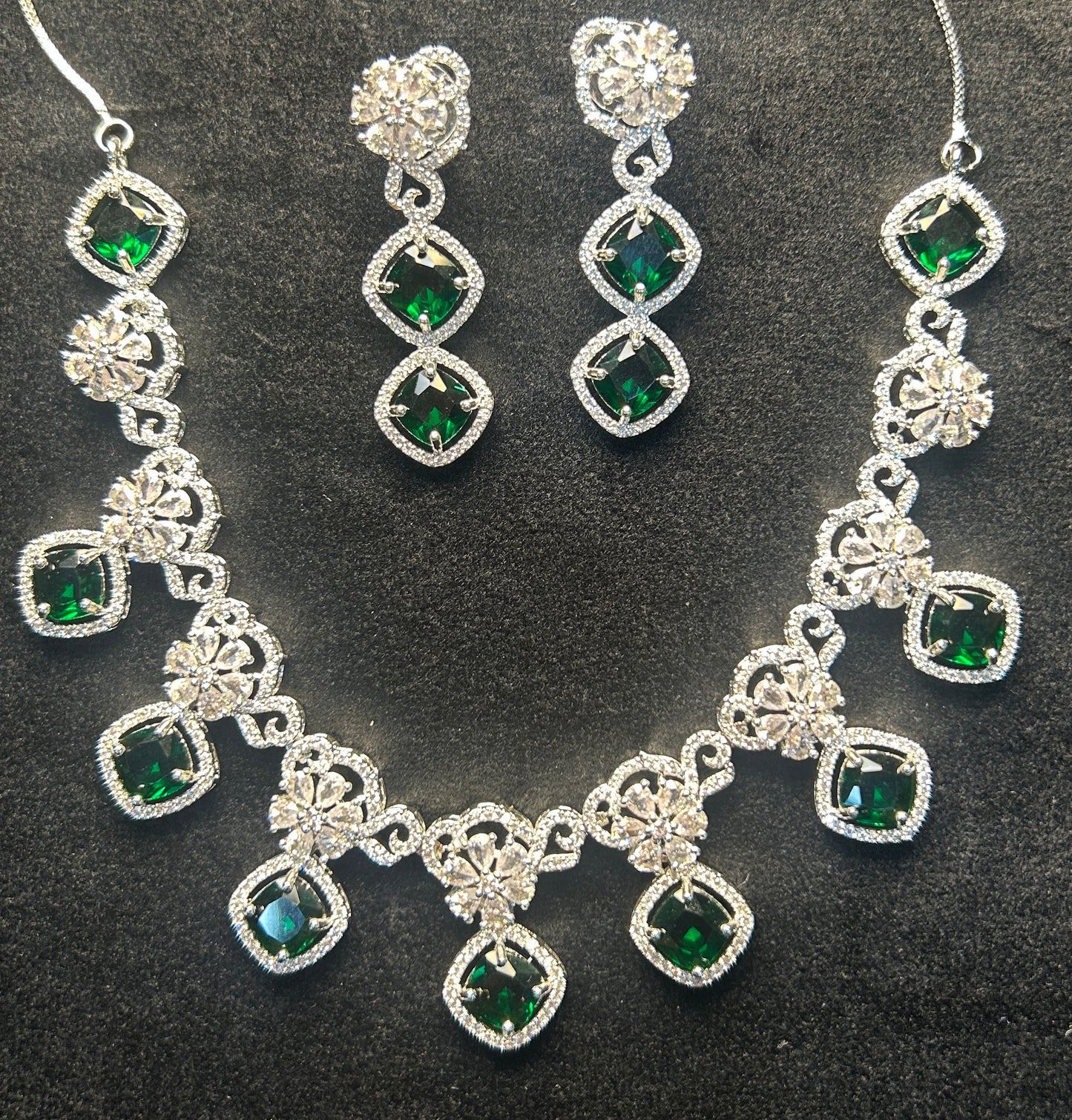 Graceful Emerald Drop Necklace Set