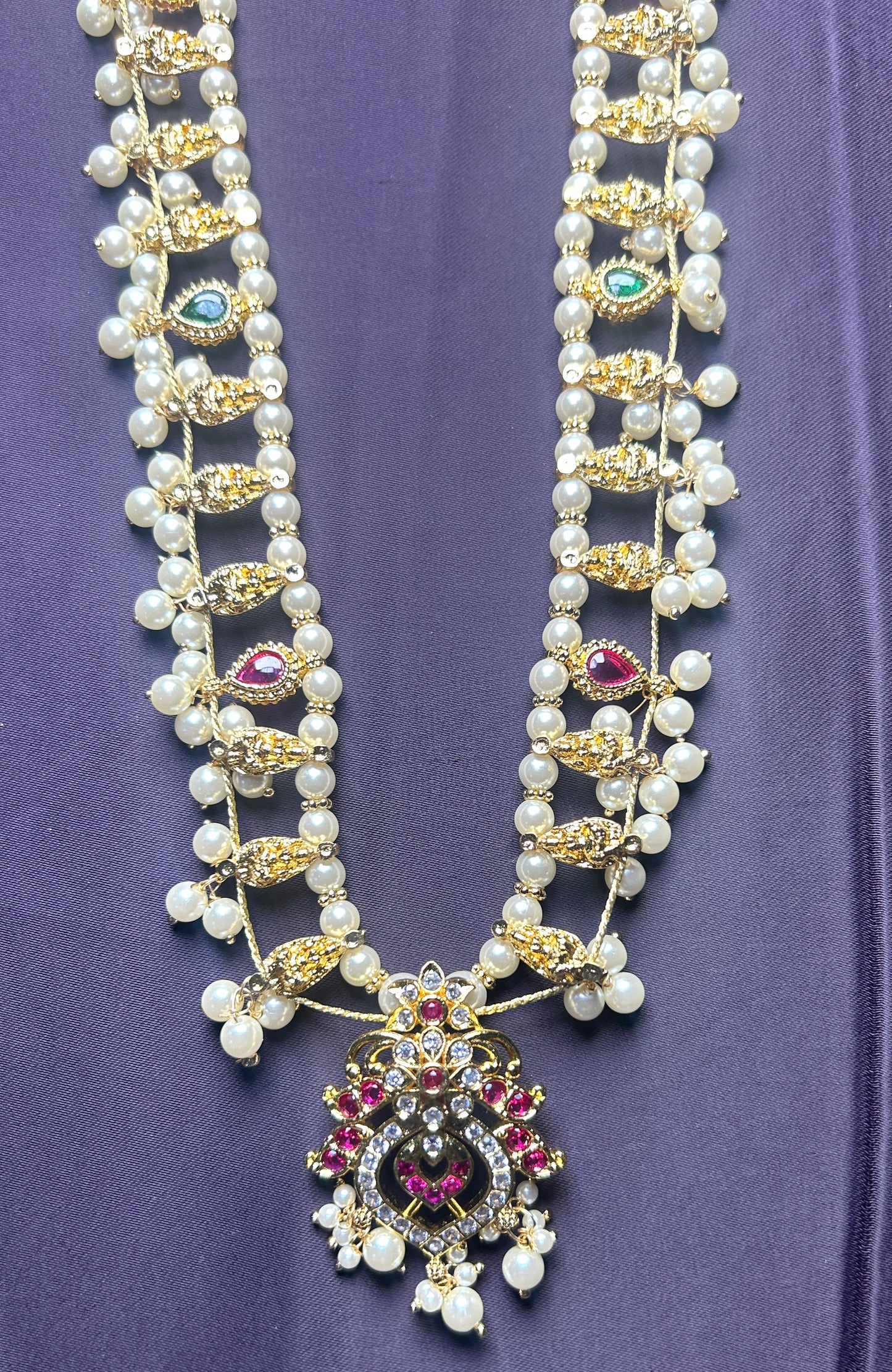 Pearl Temple-Style Haar with Ruby & Emerald Stones