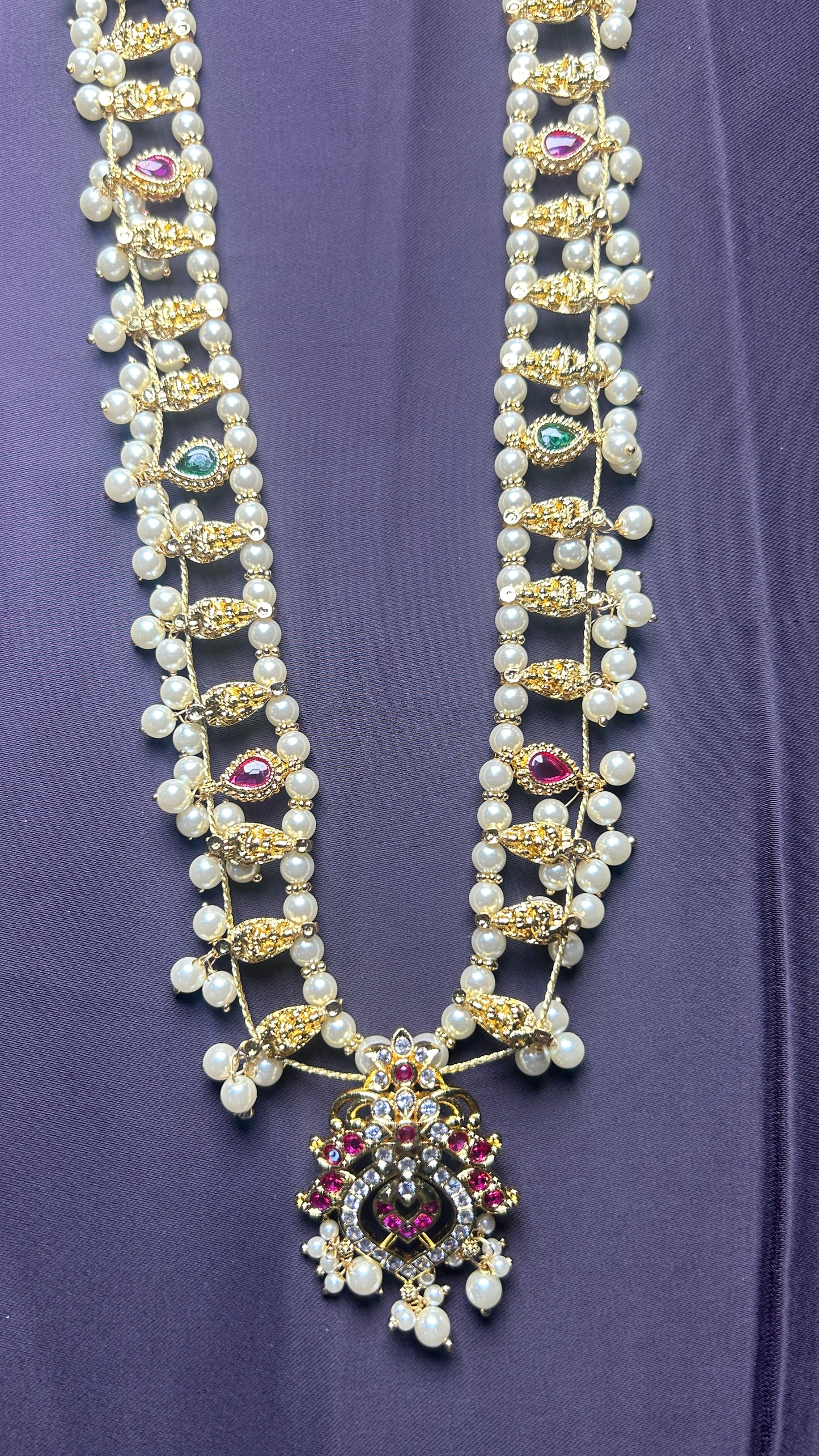 Pearl Temple-Style Haar with Ruby & Emerald Stones
