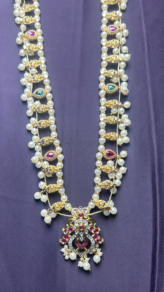 Pearl Temple-Style Haar with Ruby & Emerald Stones