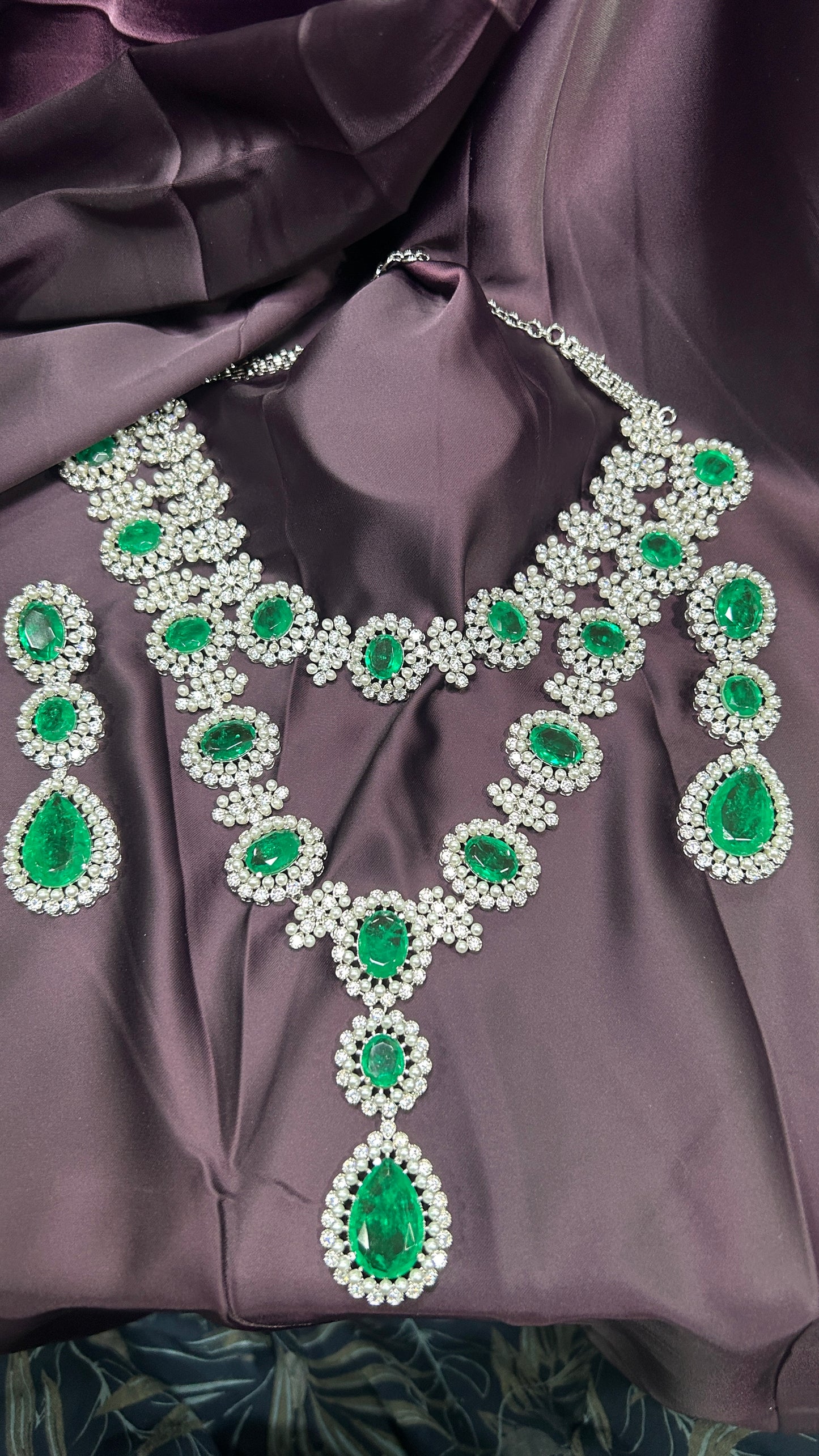 Elegant Emerald & Diamond Necklace Set