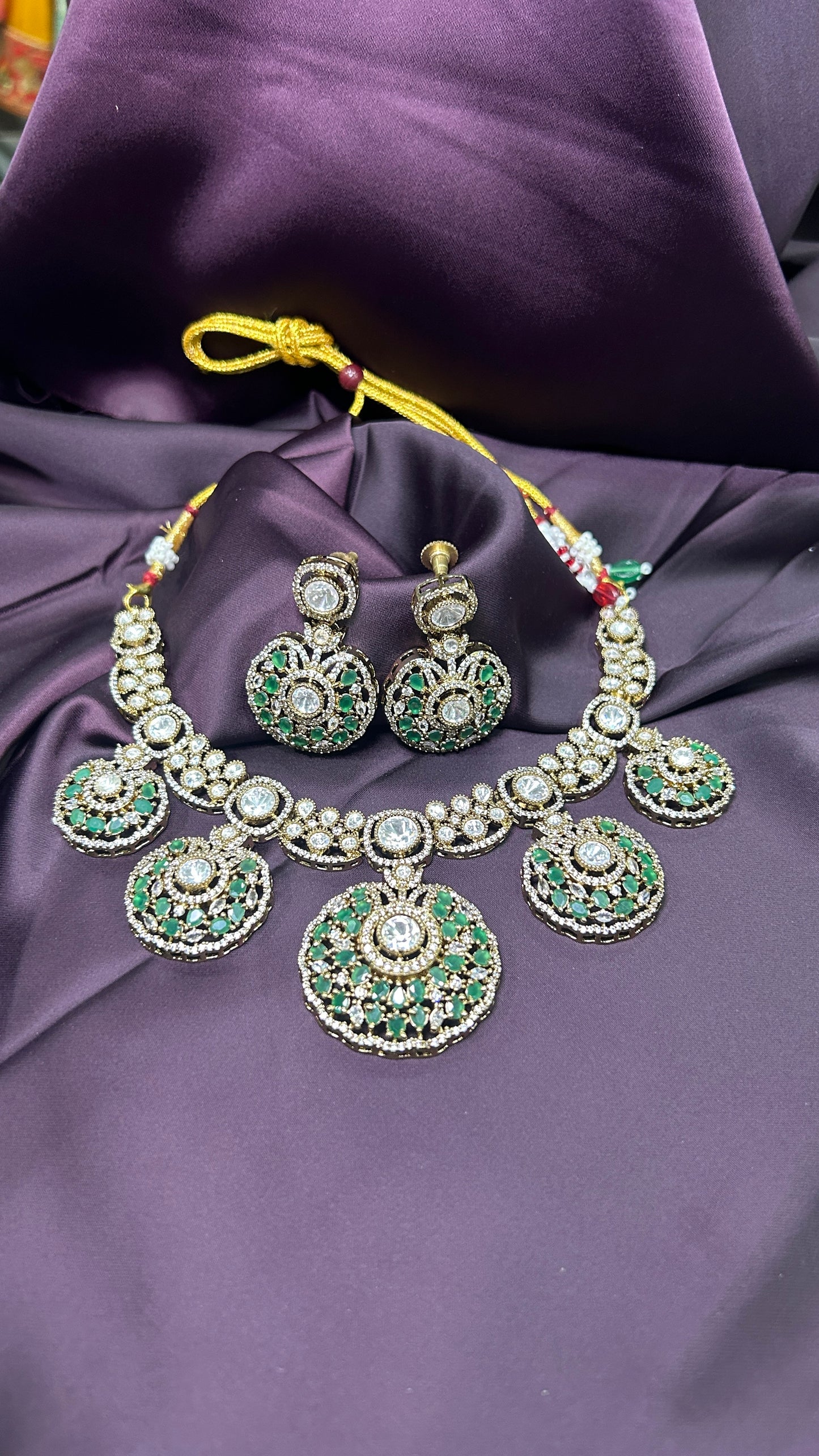 Emerald & Polki Circular Necklace Set