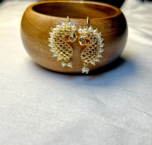 Mesh-Pattern Pearl Bugdi Earrings