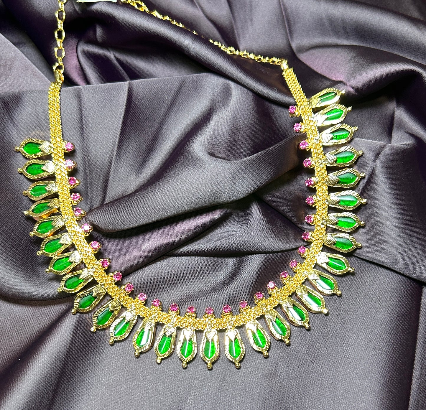 Green & Pink Enamel Festive Haar