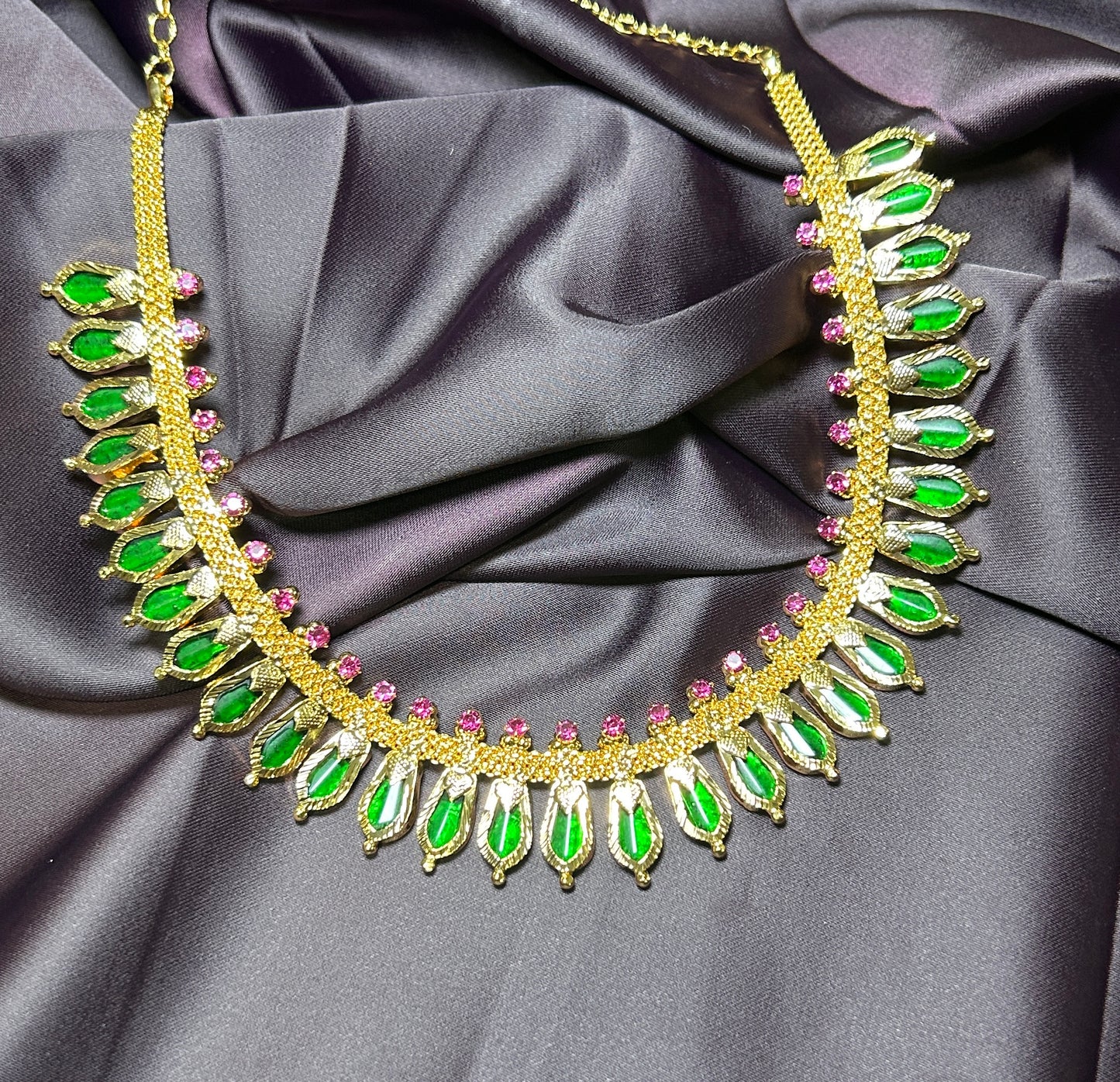 Green & Pink Enamel Festive Haar