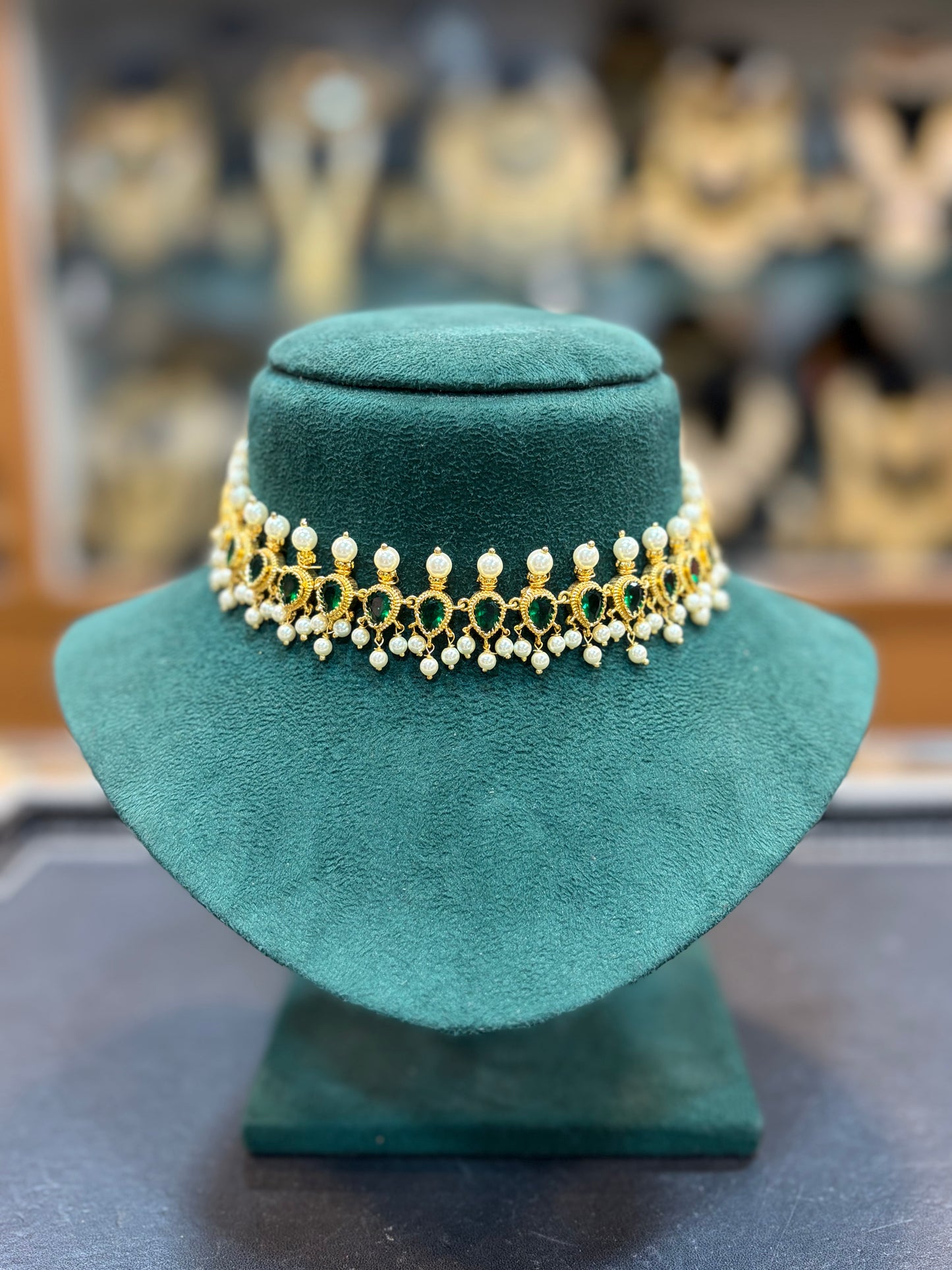 Aarohi Kundan Pearl Choker