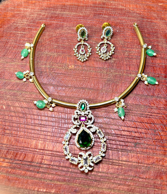 Emerald Elegance Antique Necklace Set
