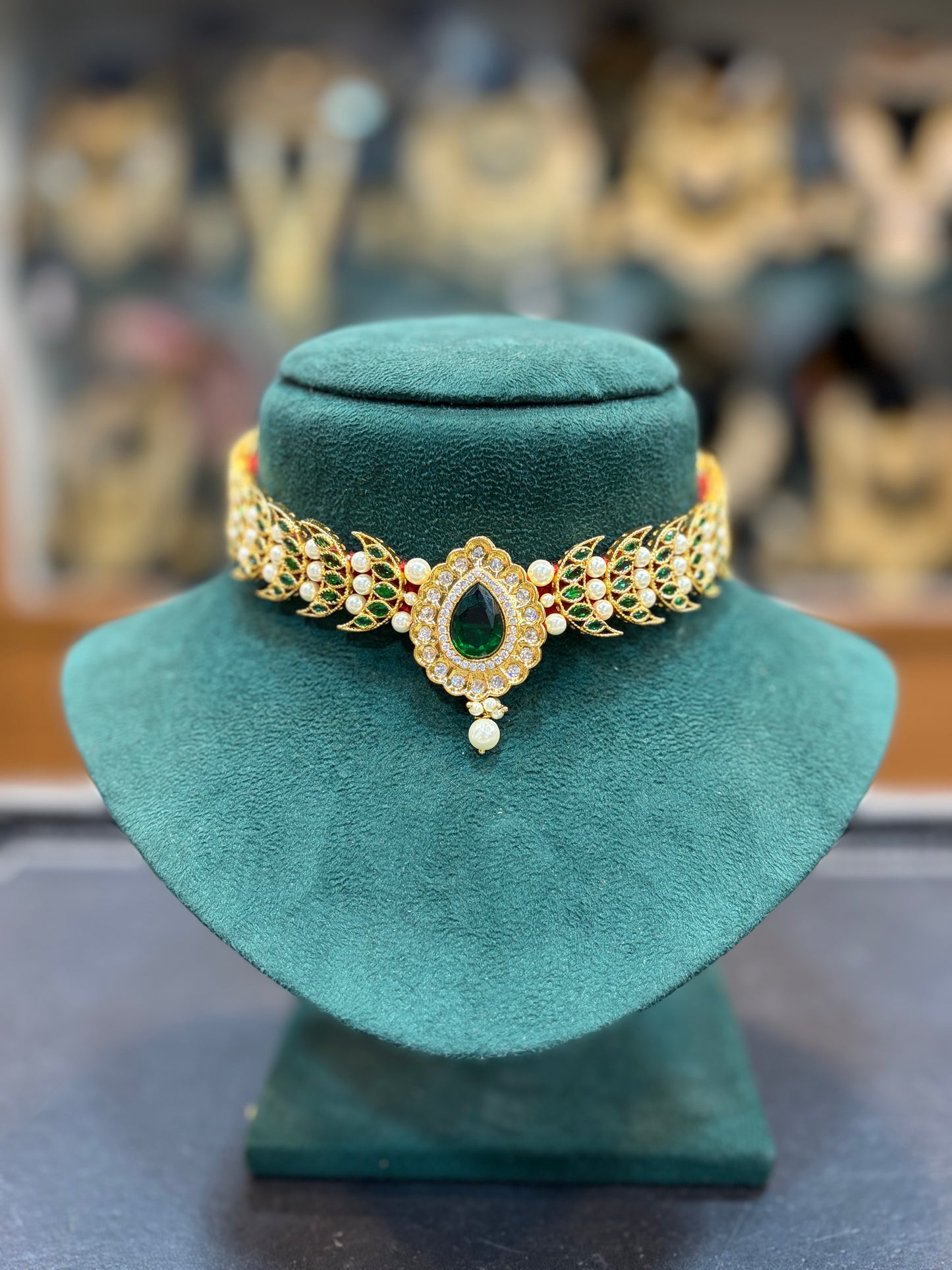 Royal Emerald Choker – Timeless Maharashtrian Elegance