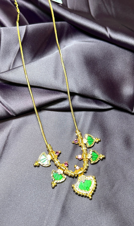 Green Enamel Motif Pendant Haar