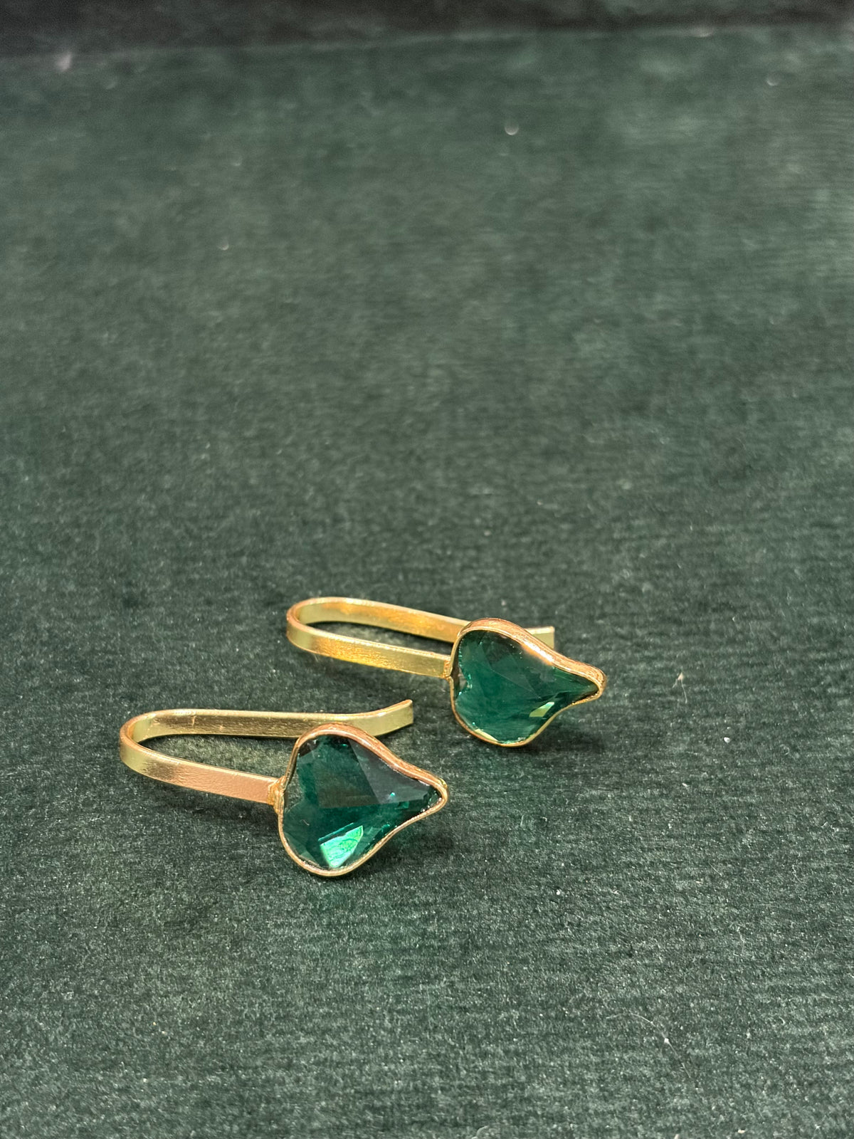 Emerald Green Heart-Shaped Bugadi – Gold Finish