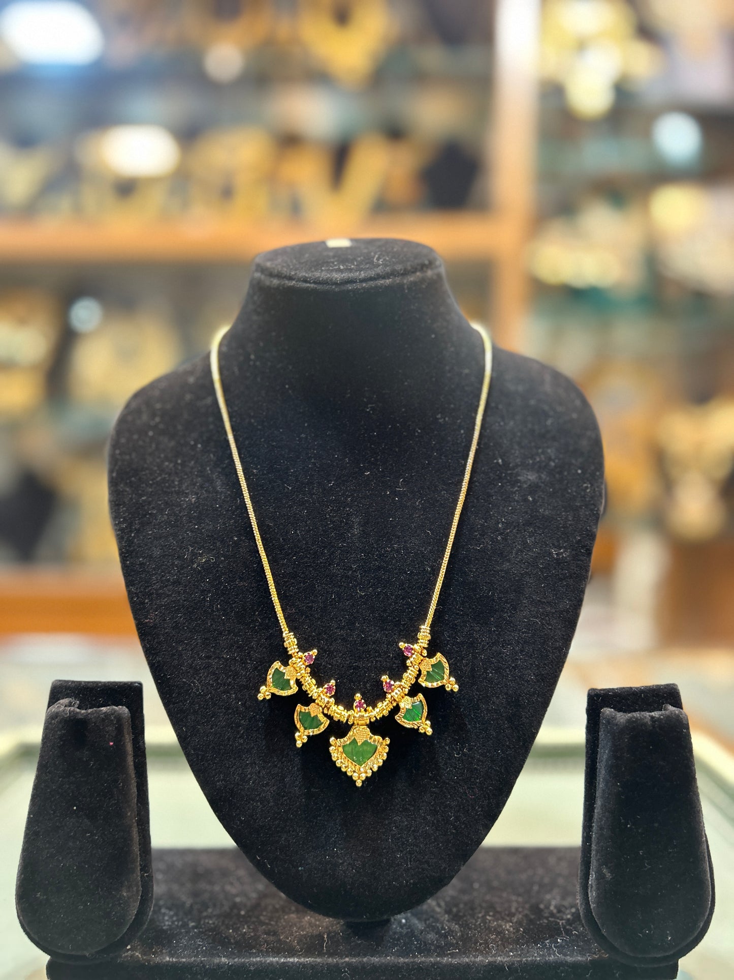 Royal Emerald Motif Necklace