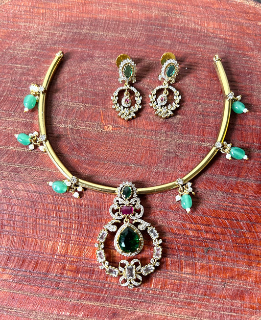 Emerald Elegance Antique Necklace Set