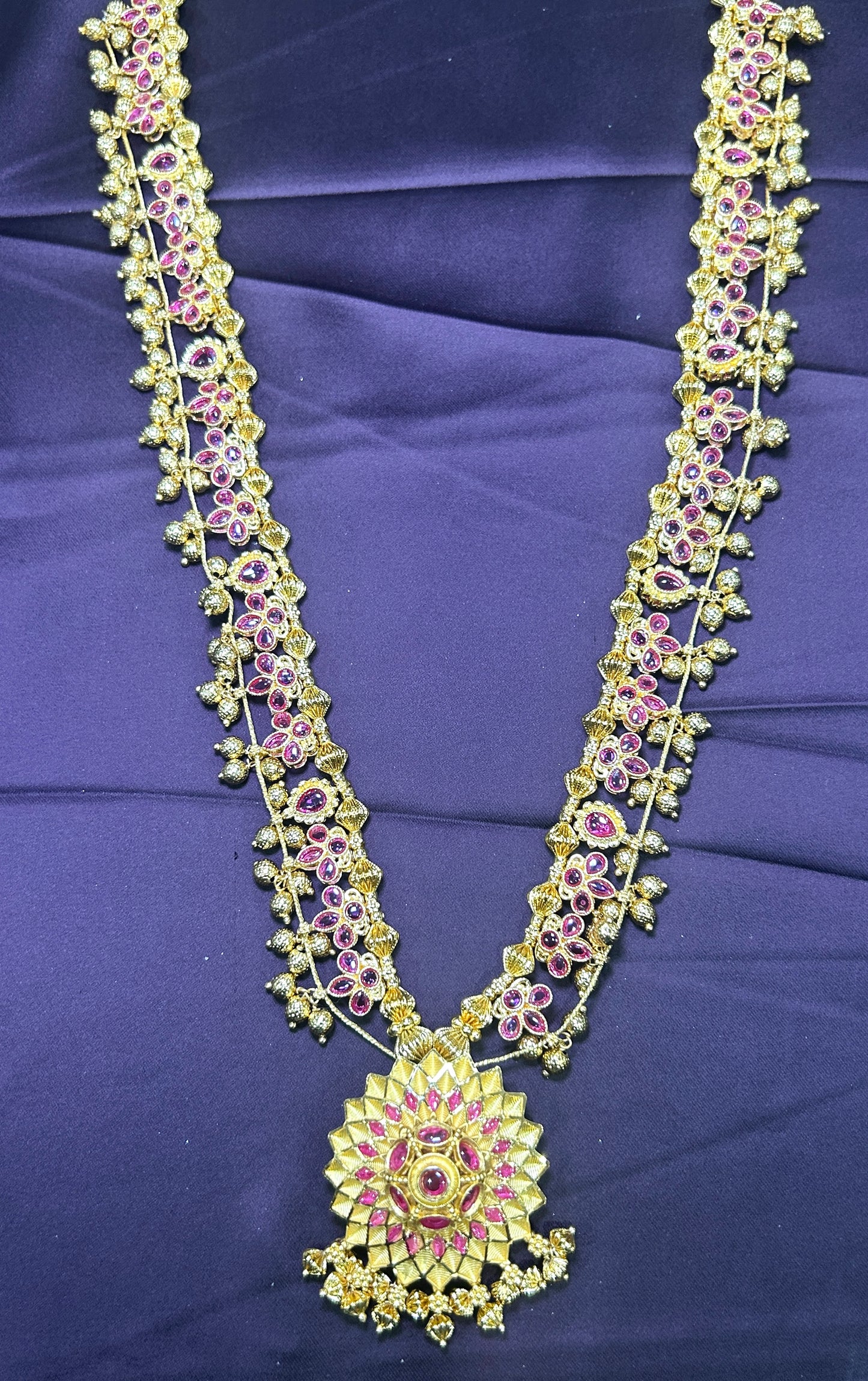 Pink Stone Temple-Style Haar with Grand Sun Pendant