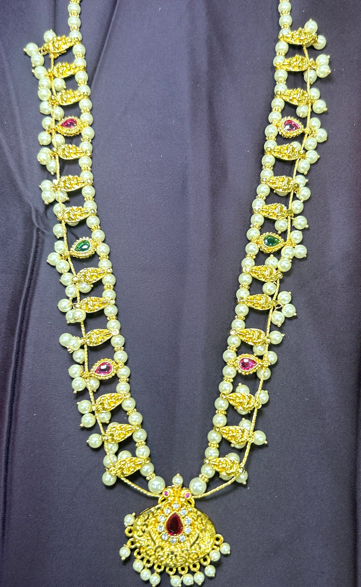 Pearl Temple-Style Haar with Ruby & Emerald Pendant