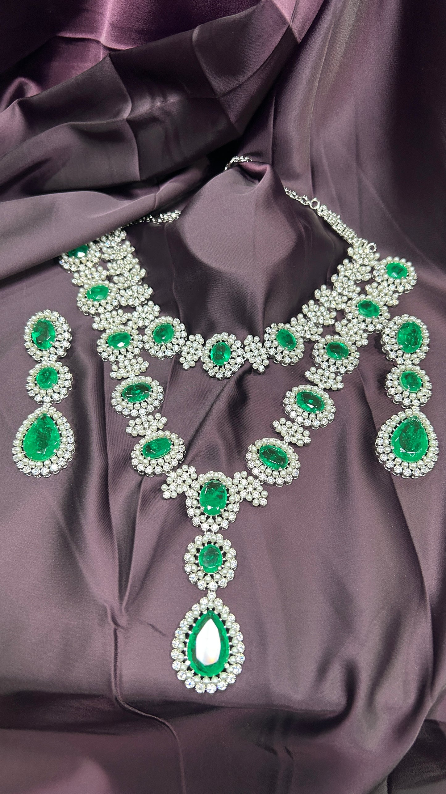Elegant Emerald & Diamond Necklace Set