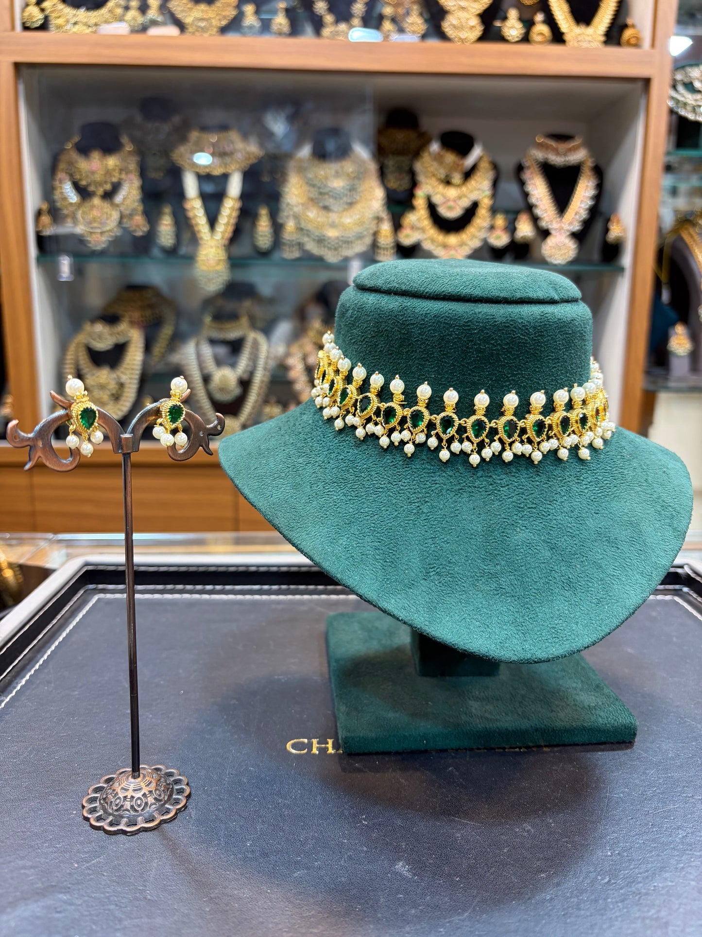 Aarohi Kundan Pearl Choker