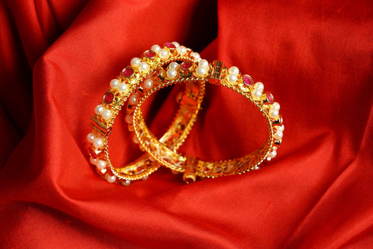 Pearl bangles in pink stone